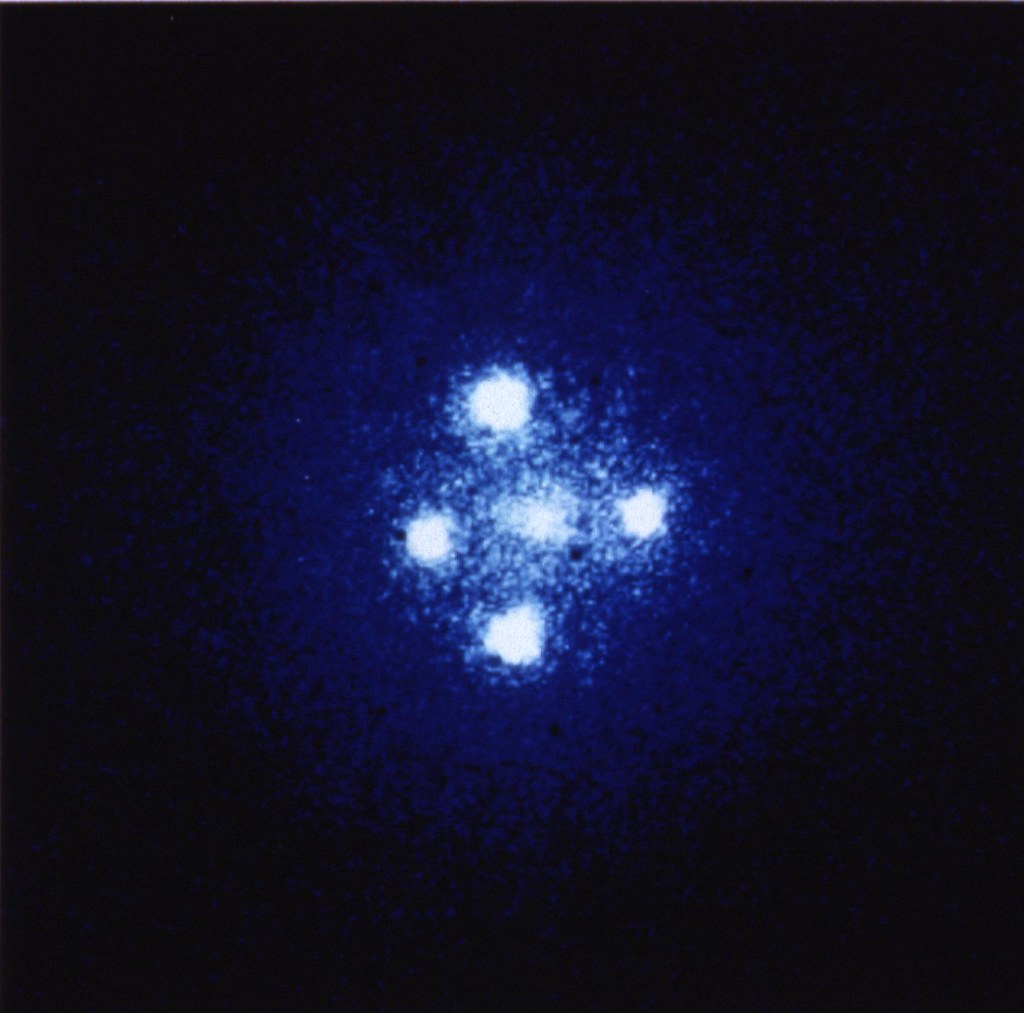 Croce di Einstein: la misteriosa scoperta di un team di astronomi Croce di Einstein: la misteriosa scoperta di un team di astronomi