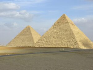 Scoperte due possibili entrate segrete nella piramide di Micerino: anomalie rivelate sul lato est