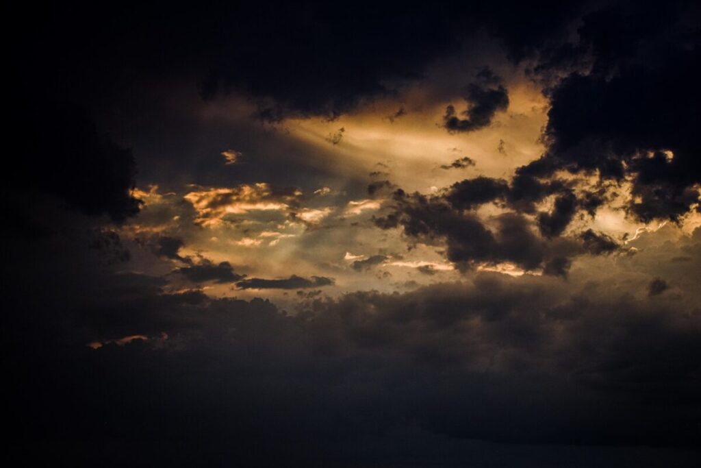 Tempesta geomagnetica colpisce la Terra: rischio blackout e aurore visibili a latitudini insolite Tempesta geomagnetica colpisce la Terra: rischio blackout e aurore visibili a latitudini insolite