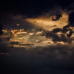 Tempesta geomagnetica colpisce la Terra: rischio blackout e aurore visibili a latitudini insolite