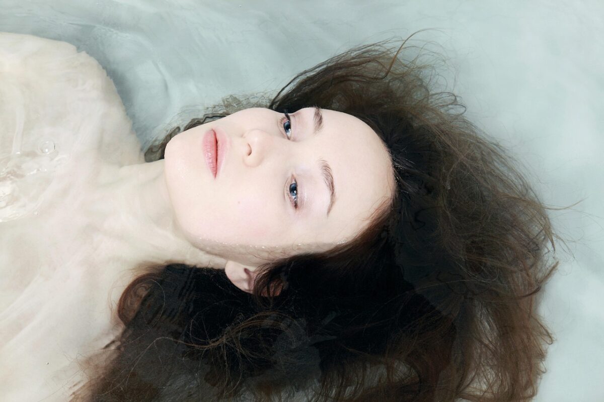 Capelli bagnati e raffreddore: cosa dice davvero la scienza