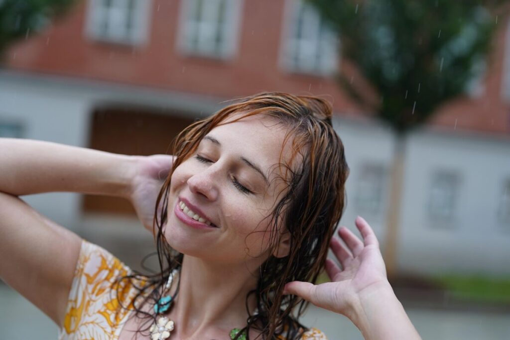 Capelli bagnati e raffreddore: cosa dice davvero la scienza