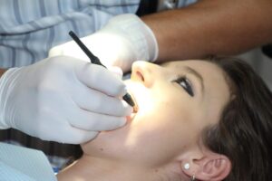 Carie dentali: cosa accade davvero tra chimica e microbi