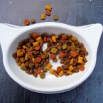 Gatto e ciotola: lo stress da vibrisse rovina il pasto