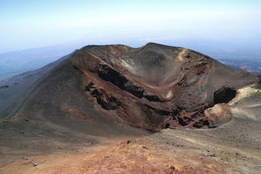 Etna, il vulcano che sfida le regole della geologia