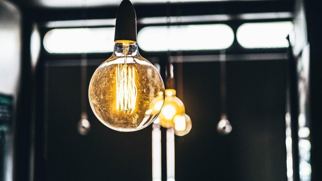 kW e kWh: la differenza che aiuta a leggere meglio la bolletta della luce kW e kWh: la differenza che aiuta a leggere meglio la bolletta della luce
