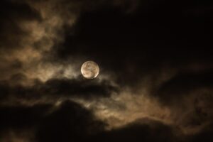 Il 31 maggio arriva la mini luna blu: l’occasione perfetta per un viaggio notturno sotto le stelle