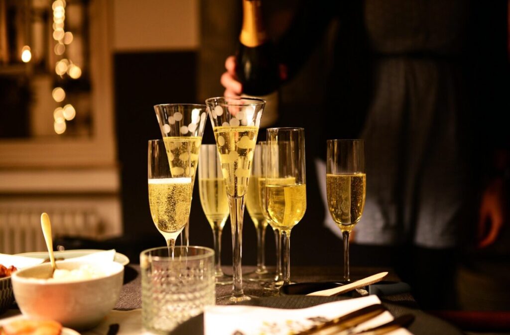 Dall’euforia alla sbornia: cosa accade davvero nel corpo quando beviamo alcol Dall’euforia alla sbornia: cosa accade davvero nel corpo quando beviamo alcol