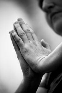 Perché la maggior parte delle persone è destrimane: la spiegazione arriva dall’evoluzione