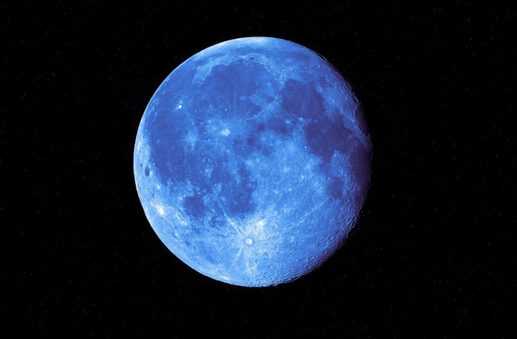 Il 31 maggio arriva la mini luna blu: l’occasione perfetta per un viaggio notturno sotto le stelle