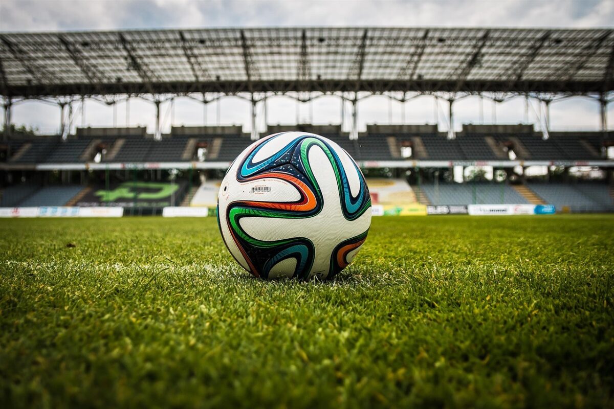 Il pallone dei Mondiali 2026 cambia il calcio: tra sensori, aerodinamica e VAR