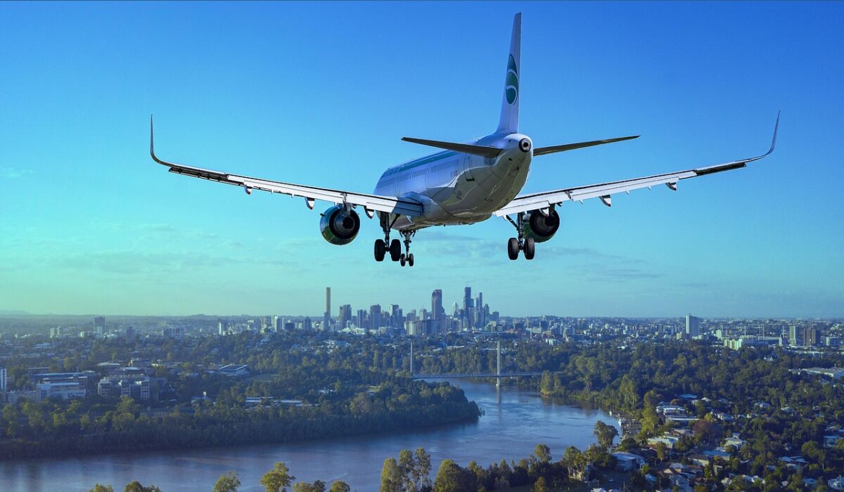 Decompressione in volo: cosa accade davvero quando un finestrino cede in quota