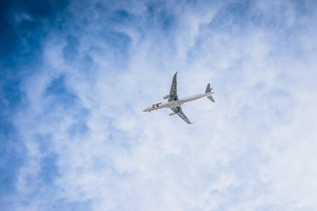 Decompressione in volo: cosa accade davvero quando un finestrino cede in quota