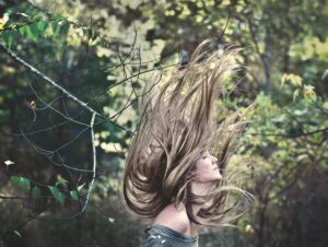 Capelli che cadono in autunno: la vera spiegazione scientifica