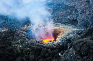 Etna, colonna di cenere di 4 km: stop a tutti i voli a Catania