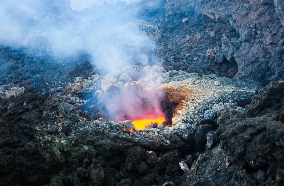 Etna, colonna di cenere di 4 km: stop a tutti i voli a Catania