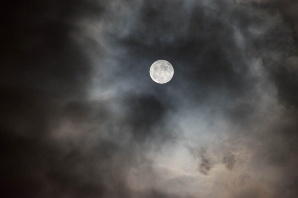 La Luna si sta restringendo: cosa sta succedendo davvero sotto la sua superficie? La Luna si sta restringendo: cosa sta succedendo davvero sotto la sua superficie?