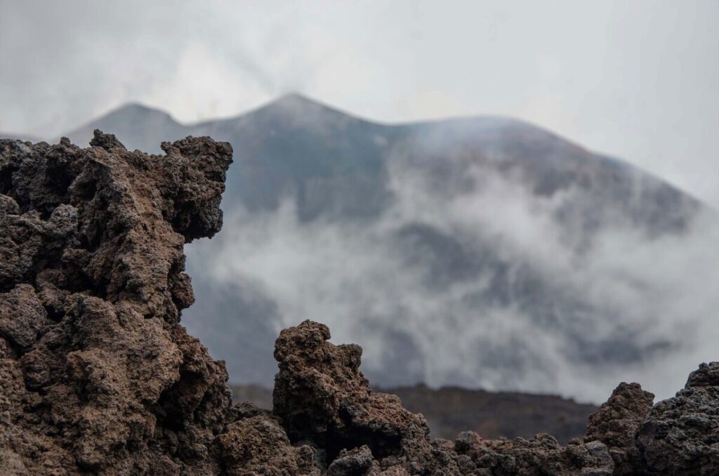 Etna, colonna di cenere di 4 km: stop a tutti i voli a Catania