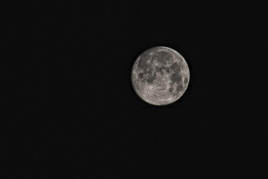 La Luna si sta restringendo: cosa sta succedendo davvero sotto la sua superficie? La Luna si sta restringendo: cosa sta succedendo davvero sotto la sua superficie?