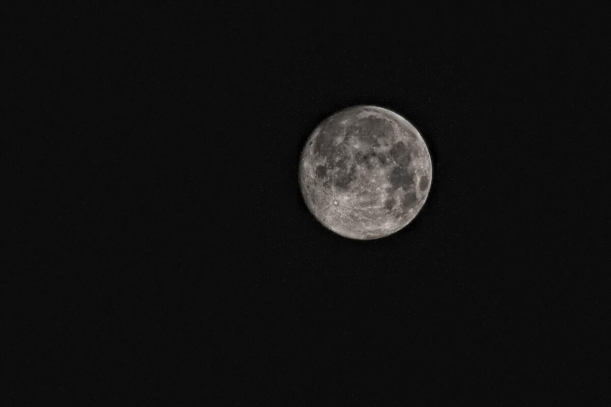 La Luna si sta restringendo: cosa sta succedendo davvero sotto la sua superficie? La Luna si sta restringendo: cosa sta succedendo davvero sotto la sua superficie?